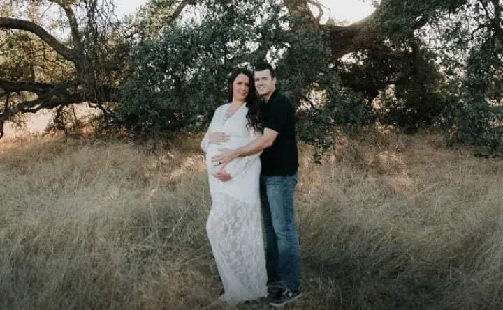 Natasha and Chris pose for pregnancy photos.