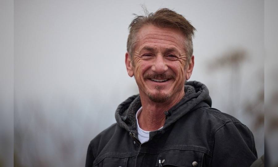Actor Sean Penn hands over his award to Ukrainian President