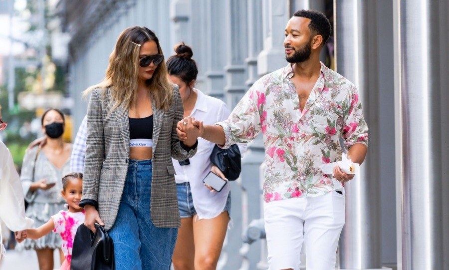 Chrissy Teigen (L) and John Legend
