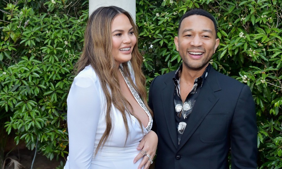 Chrissy Teigen (L) and John Legend