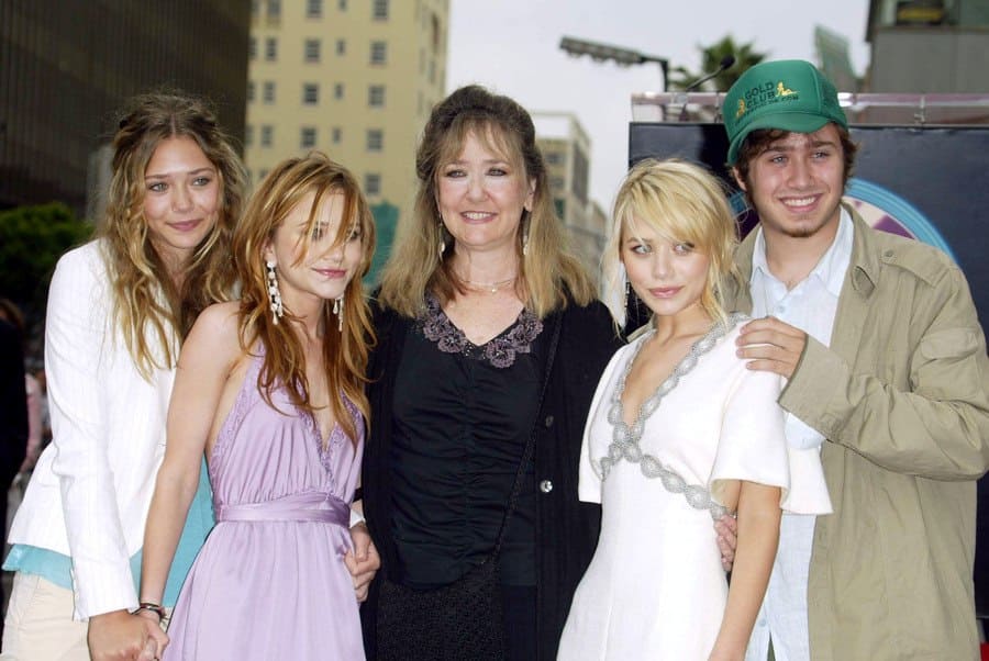 Mary-Kate and Ashley Olsen with their sister Lizzy, mother Jarnett, and brother Trent.