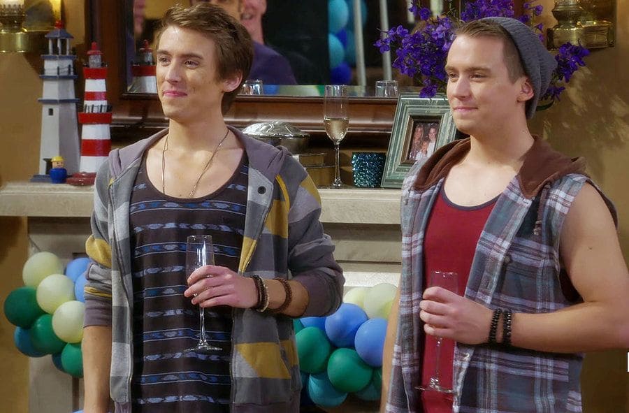 Blake and Dylan Tuomy-Wihoit in Fuller House were holding champagne glasses.