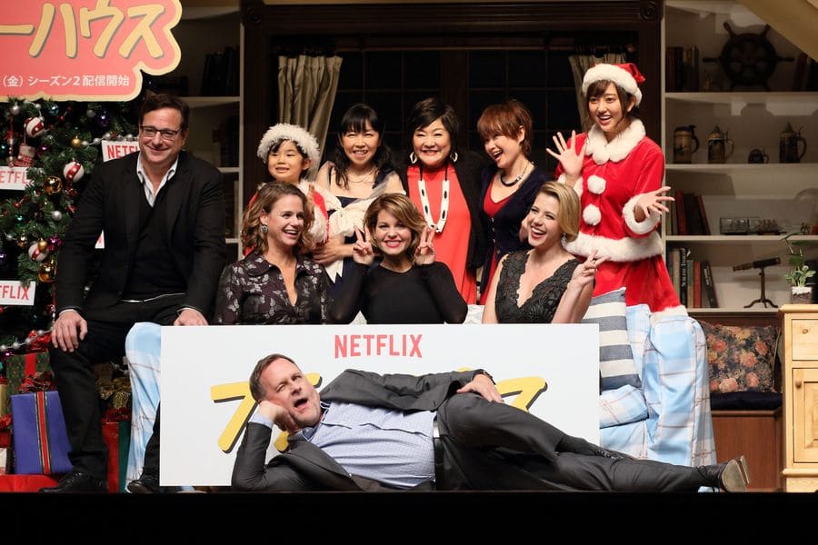 The cast of Fuller House, without Mary-Kate and Ashley Olsen, posing with fans.
